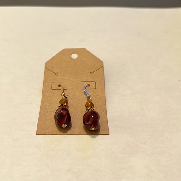 Jewelry - Gold tone earth colored hanging earings